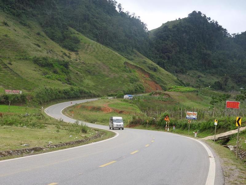 Một đoạn cua, dốc trên tuyến Quốc lộ 6 đoạn qua tỉnh Sơn La.